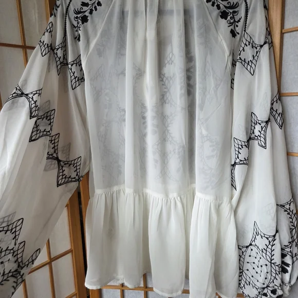 New Anthropologie White Blouse with Black Embroidery Size Large - Picture 6 of 9